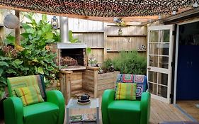 Raglan West Retro Beach Vibe Accommodation